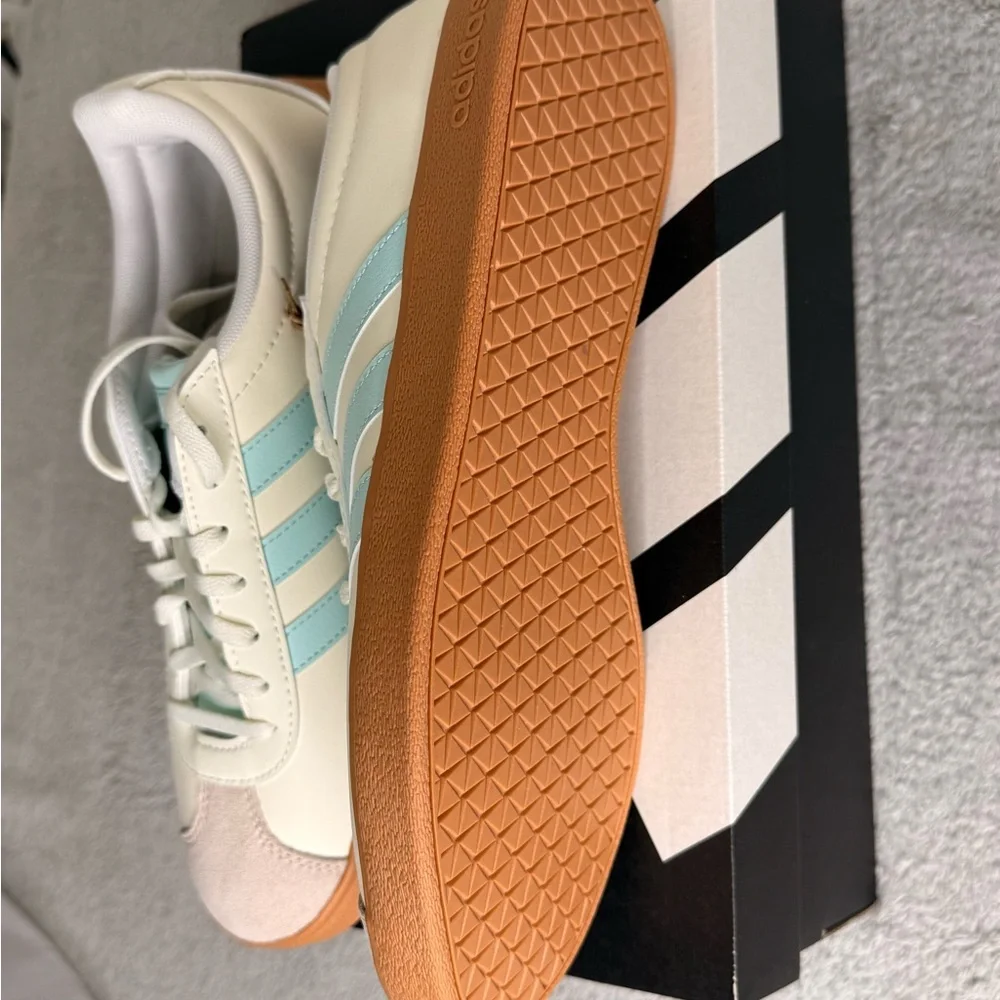 Adidas VL Court Base Sneakers Women’s Size 9 Cream Mint Gum Sole NIB